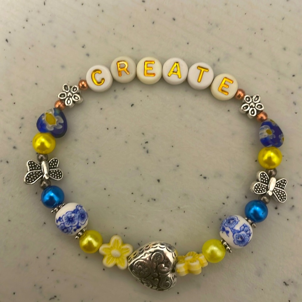 Create bracelet in yellow and blue